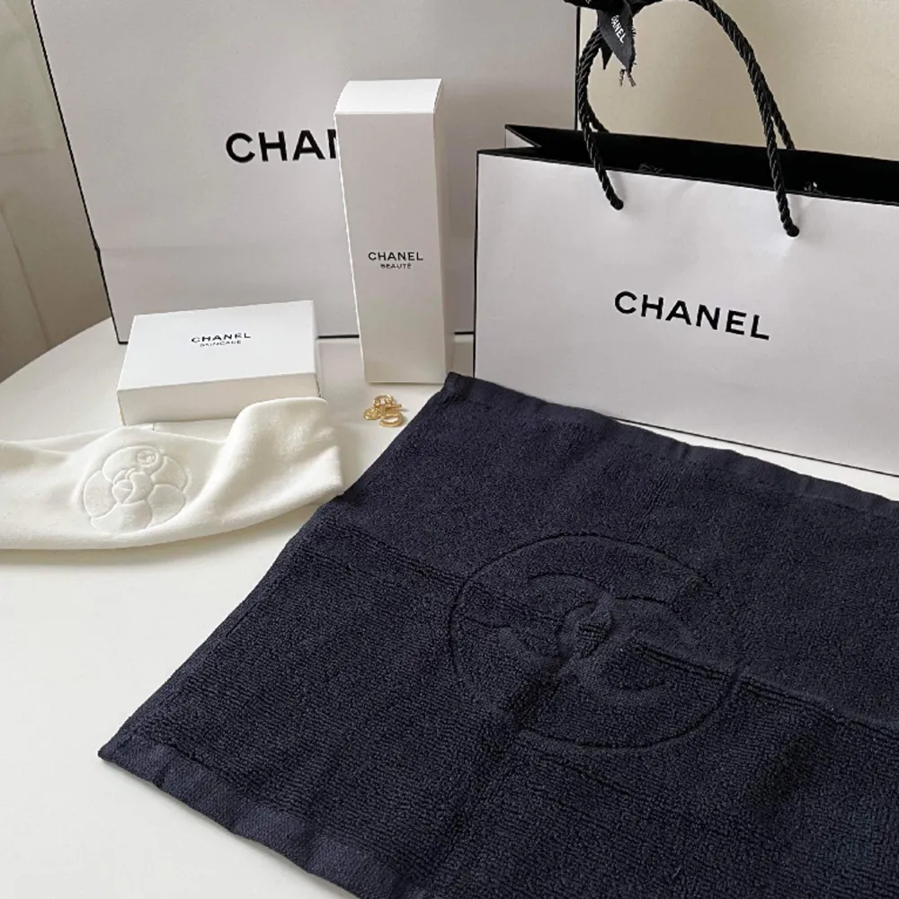 Jätte snygga. Det är ett handduk och pannband och ett Nyckelring (siffra 5). Allt är från Chanel. . Accessoarer.