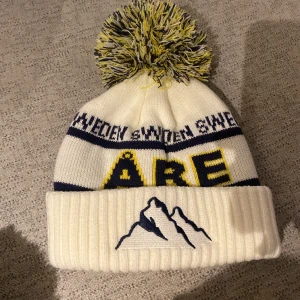 Åre mössa - En helt ny Åre mössa i den nya modellen, nyskick utan defekter eller täcken på användning.