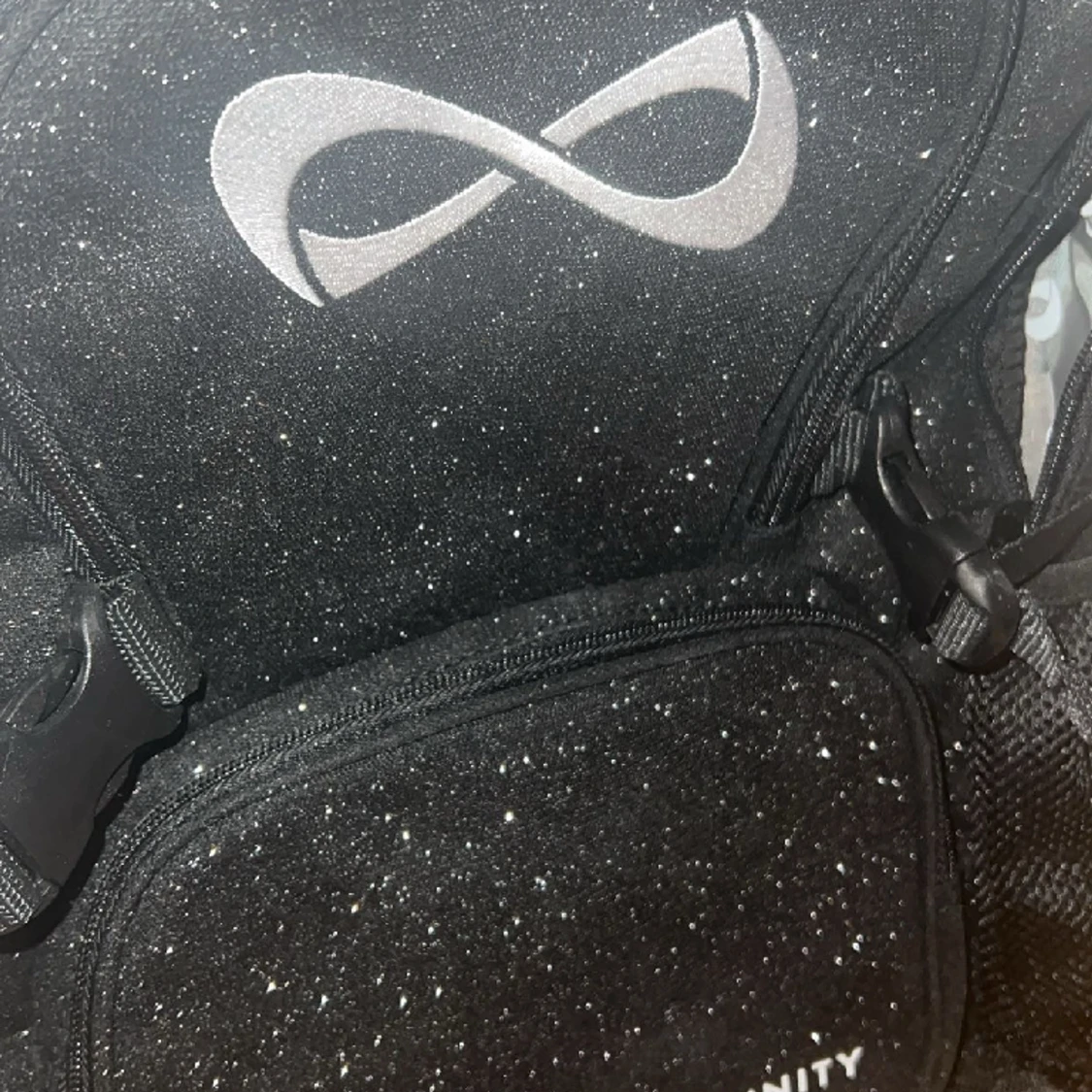 Svart NFINITY VÄSKA med vit logga🙌🏻 - 91