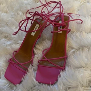Klackskor NA-KD - Rosa klackskor från NA-KD. Endast använda och testade inomhus hemma. Storlek 39.
