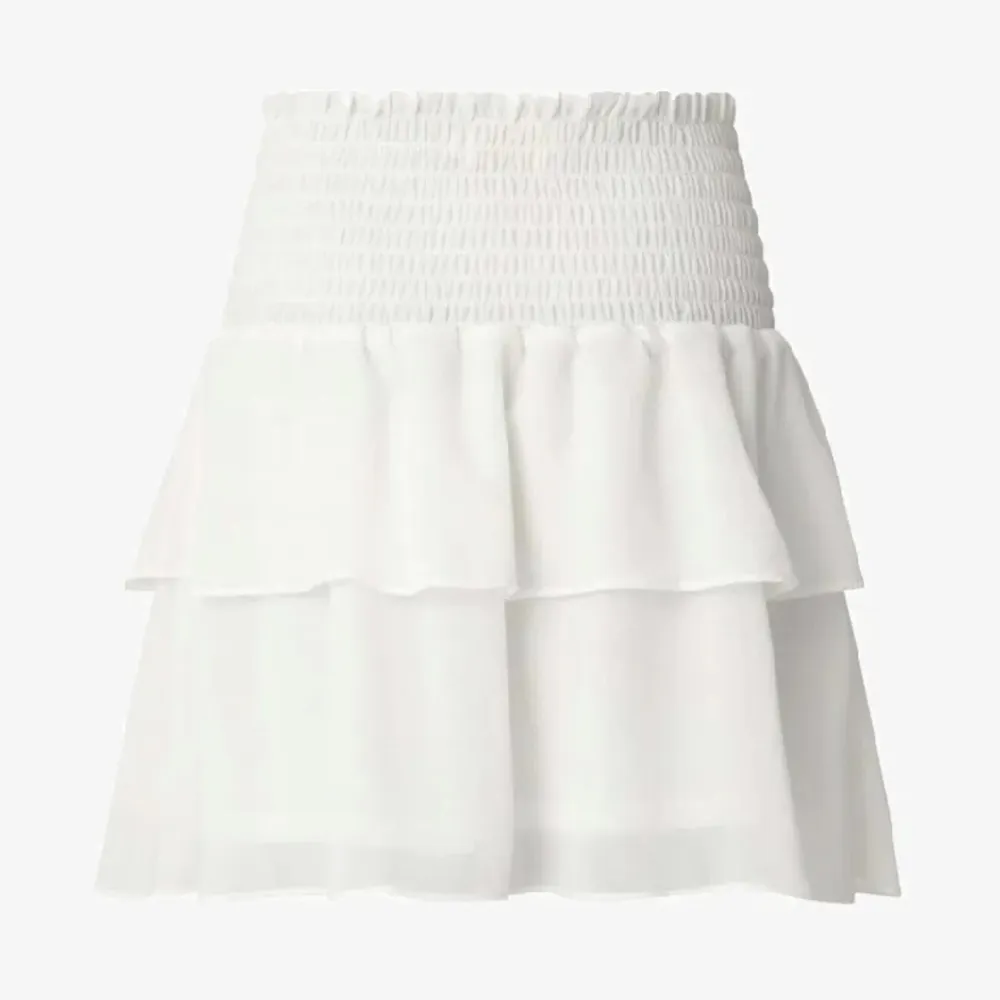 Vit kjol från Chelsea i storlek M, nypris ca 500kr. Säljer för att den är för stor för mig. Använt få gånger.. Kjolar.