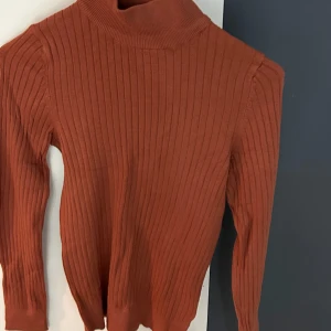 Stickad - Stickad köpte från Gina Tricot använd en gång, är i mycket bra skick och normal i storlek. 