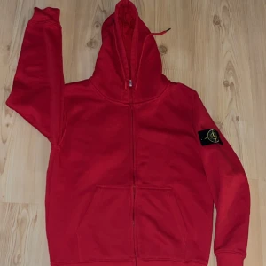 Röd Stone Island Zip Up Tröja - Röd Stone Island Zip Up, skick 9/10 lätt använd, Storlek M men passar S