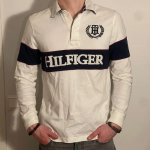 Tommy Hilfiguer Pikétröja Långärmad - Stilig långärmad Tommy Hilfiguer Pikétröja i grymt skick! Storlek S men passar även som M. Modellen är 182 cm och väger 75 kg. Pris går att diskuteras!