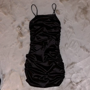 Festklänning  - Aldrig använd. Resår på båda sidor med stretchiga material i silke. Passar till fest och vardags. 