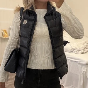 Moncler väst - Intressekoll på min marinblåa monclerväst. Storlek 14 år ( passar bra på mig som vanligtvis har storlek s) , sparsamt använd och inga skador💕☺️