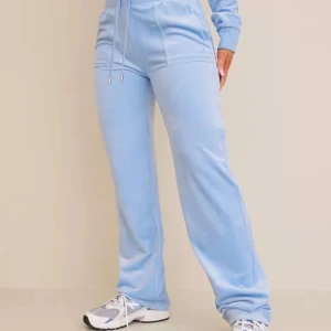 juicy couture - Ljus blåa juicy byxor, köpte i Stockholm för 1.100kr. Jag är 167cm och dom är lite långa i benen, bra skick, användt enbart 2 gånger. 
