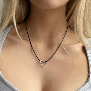 Svart halsband med silver hjärta - Otroligt gulligt och trendigt halsband som passar otroligt bra med allt