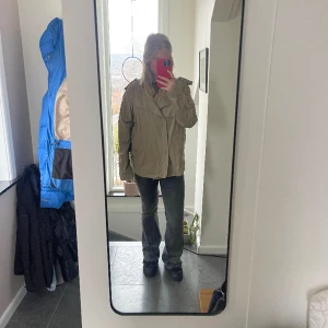 Beige jacka  - Beige jacka från Asos i storlek S. Den är i ett väldigt fint skick. 