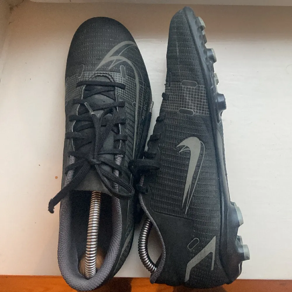 Hej säljer ett par Nike mercurial  fotbollsskor i stl 40.5. Skorna är små i storleken så passar 39 också! Skorna är använda men har mycket kvar att ge.. Skor.