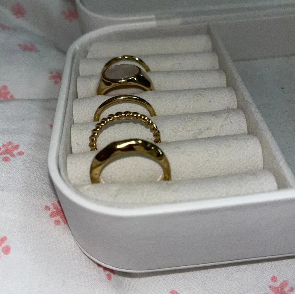 Dessa guld ringar e sjukt fina från hm! Tyvärr aldrig använda då jag köpte fel storlek.. 20kr/st, alla för 100kr ❤️ Frakt står köparen för! . Accessoarer.