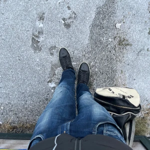 Replay anbass - Ett par snygga jeans från Replay. Modellen är anbass. Midjan är 30 och längden 32. Inga defekter alls. Skriv om ni har frågor!