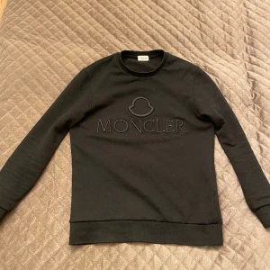 Moncler tröja  - Säljer denna moncler tröja  Skick 10/10 priset är inte hugget i sten  Hör av er vid intresse!