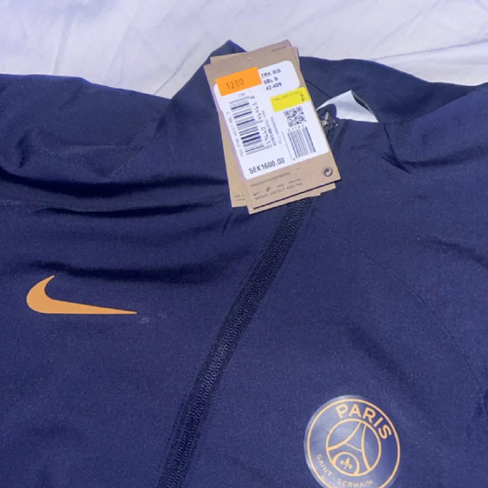 säljer min Helt nya psg tracksuit. köpt på jd för 1200 på rea vanligt pris är 1600. Har aldrig kommit till användning köpt för 4 månader sen.. Hoodies.