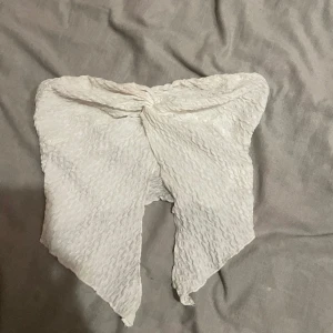 Sommar topp - En vit och snygg sommar topp. Aldrig använd. Lite genomskinlig men inget som påverkar.
