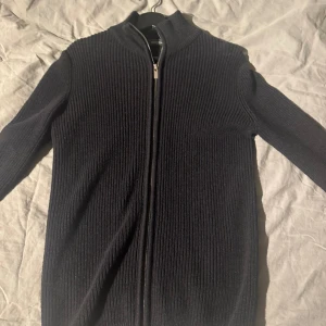 Helzip - Oanvänd mörkblå helzip.  