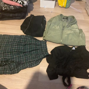 Klädpaket! - Blandade kläder 3byxor, 5 t-shirts, 1 bomberjacka, 2 linnen, 1 kjol och ett byxunderställ samt en tshirtkofta.  Vill bara bli av med dessa därav billiga priset Storlekar mellan s-m-l (specifik storlek på nått plagg? Skriv pm) 