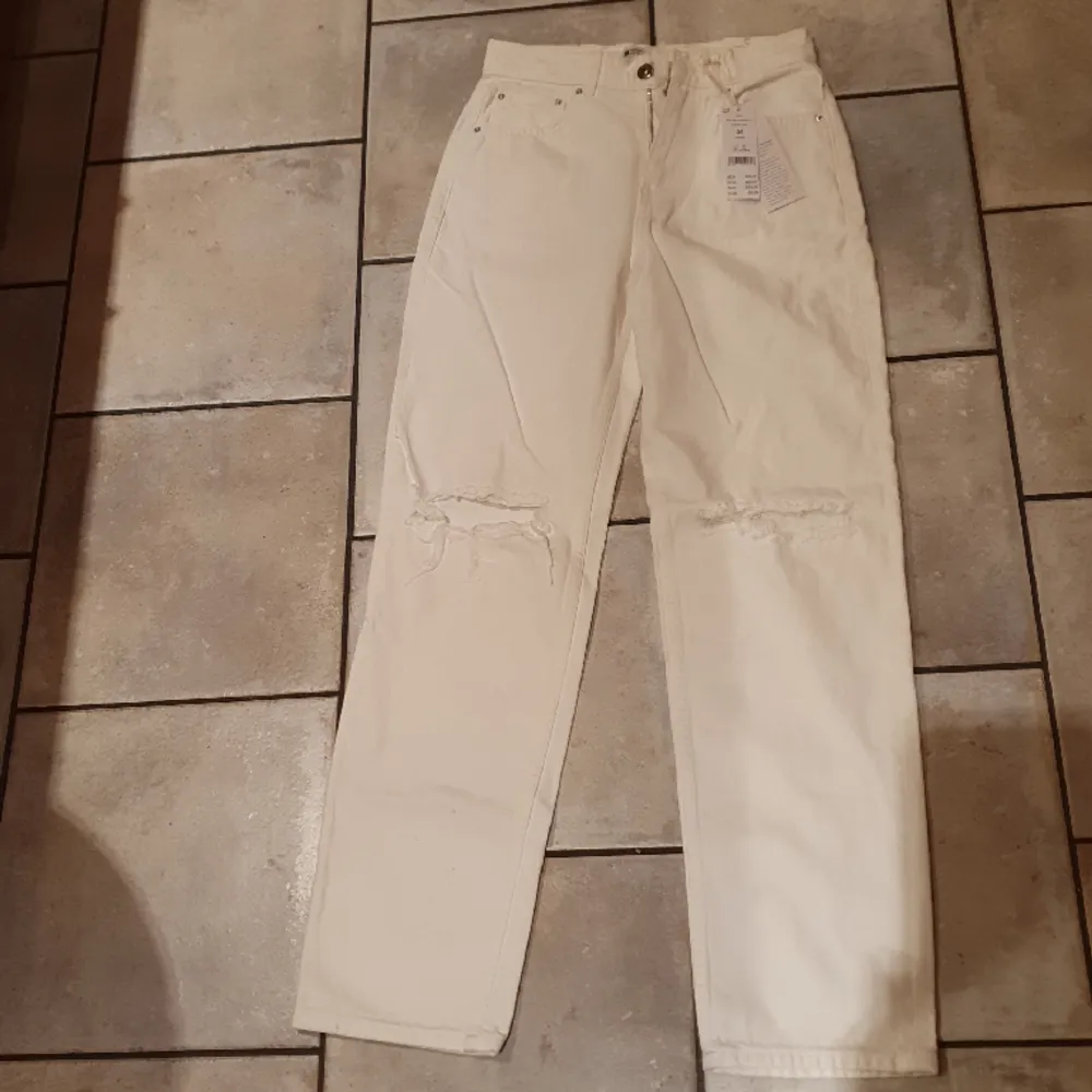 Nya offwhite jeans från Gina Tricot. Modell 90s high waist. Jeans & Byxor.