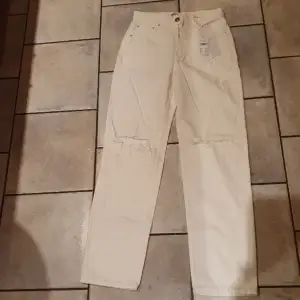 Nya offwhite jeans från Gina Tricot. Modell 90s high waist