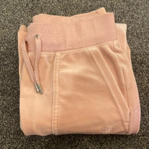 Juicy Counture XS - Juicy Couture strl XS Säljs då dom inte kommer till användning längre.  Dom är inlämnade hos en sömmerska och uppsydda i min längd, 156, passar mig bra i längd.  Använda men i fint skick.  Ett pytte märke på knät men det syns knappt.  Säljs för 400:-