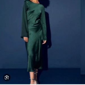 Satinklänning - Jättefin slutsåld satinklänning från Ginatricot. Använd 1 gång. Fler bilder kan skickas