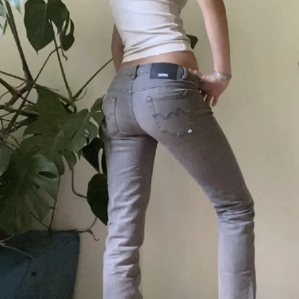 Jättesnygga gråa lågmidjade jeans som inte kommer till så mycket användning längre (intressekoll)!!!  (Bilden är också lånad) . Jeans & Byxor.