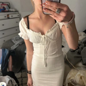 Vit klänning  - Vit tajt klänning från bikbok