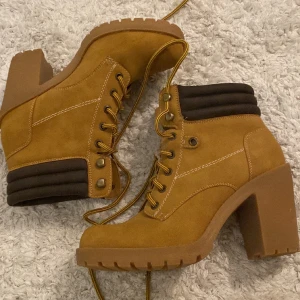 Klackar - Klackar helt nya, i nyskick. Kan gå ner i pris vid snabb affär!