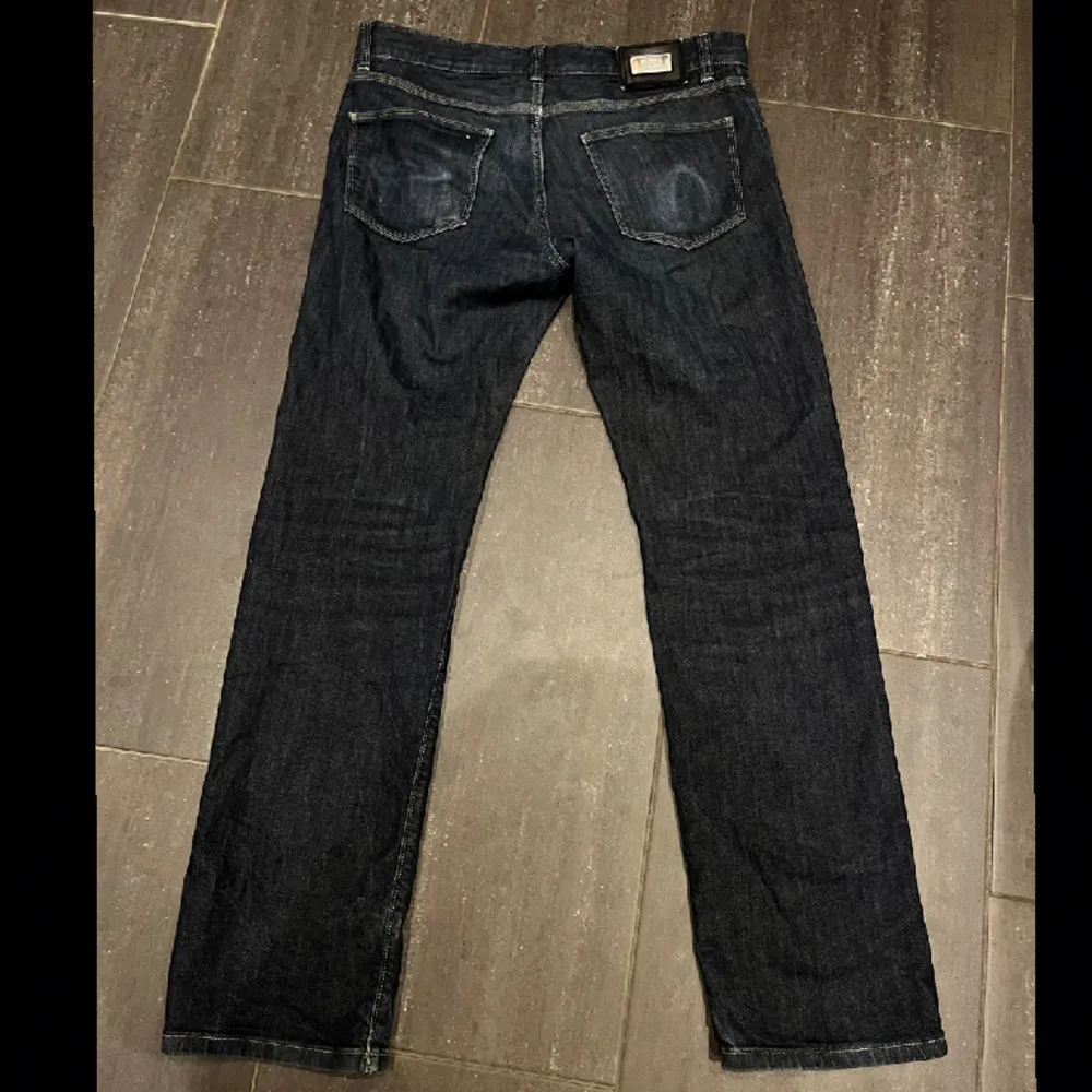 Hugo boss jeans i bra skick 7/10. Har storlek 33/32 men passar 31/32. Byxorna är straight fit men är typ en blandning mellan regular och straight. Säljer pga av att dem inte används så ofta. Skriv gärna om du har frågor. Jeans & Byxor.
