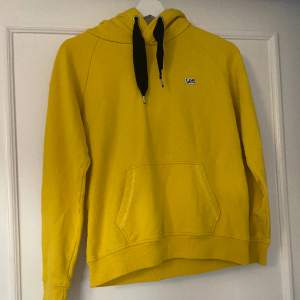Cool gul hoodie i tjockt ”sweatshirt” material, med svarta band. Använd ett fåtal gånger därav i finfint skick💛