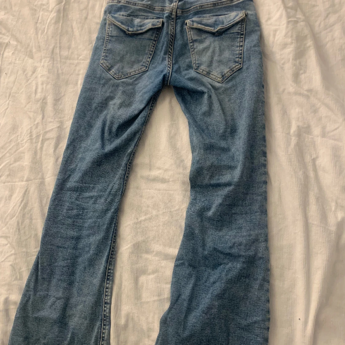 Jeans med fickor där bak!  - 90