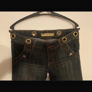 Y2k jeans - Ascoola y2k jeans som jag köpte på Vinted men tyvärr va för små för mig! Storlek 28/29, ganska slitna längst ner skriv privat för bild💕 Lågmidjade och bootcut💗