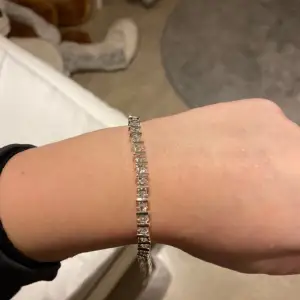 Halsband, armband och örhängen i äkta silver. Köpt på guldfynd för flera år sedan och har blivit sparsamt använda. 