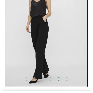 kostymbyxa - svarta med en medelhög midja, under naveln ca. använda max 3 gånger så inga defekter. säljs då dom är för långa för mig. nypris 399, mitt pris 149 + spårbar frakt 💘