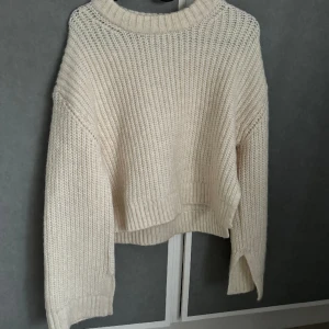 stickad tröja  - helt ny stickad tröja från Gina! prislapp finns kvar🩷 super söt och fin, krämvit i färgen. köptes för 300🩷nyskick!!