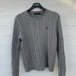 Ralph Lauren ull tröja - En ralph lauren jag köpt för ungefär 4 månader sen. Tröjan sitter som en S/M och är väldigt bekväm samt perfekt till våren. Frågor och funderingar kring tröjan så är de bara att höra av sig 😁