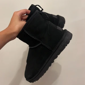 UGGS - Använda mindre än 5 gånger.  Bra skick Säljs då jag har för många uggs!  Storlek 37, men jag är en 38, och de passar perfekt!  Super sköna, perfekt för vinter, vår, höst Pris kan disskuteras vid snabbaffär 
