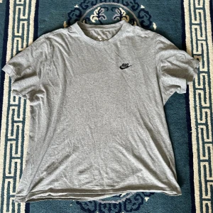 Nike t-shirt - Hej, säljer min Nike t-shirt eftersom att den aldrig blir använd. Nypris 299 ( Nike)