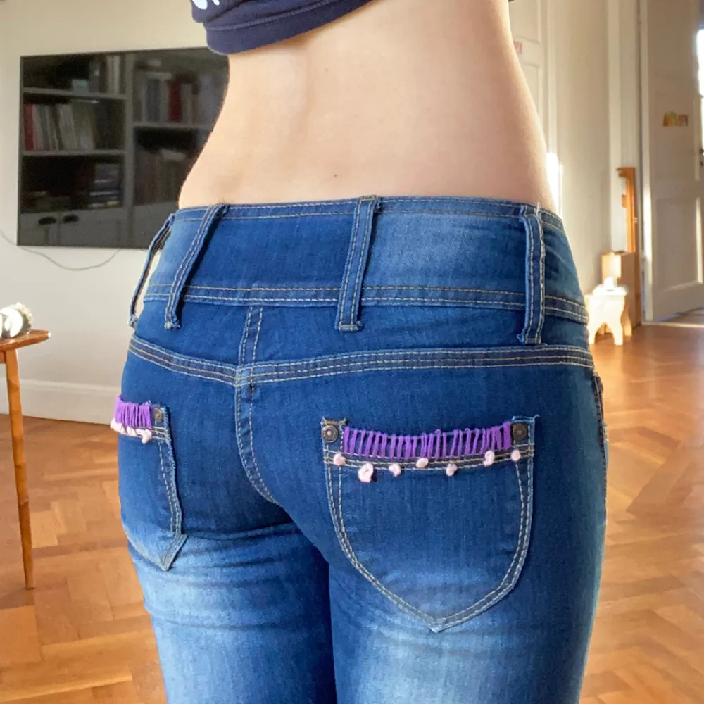Så fina jeans! Har sytt in en slits där nere för att de ska bli mer bootcut! Broderingen på baksidan går att ta bort om man skulle vilja det! Midja tvärsöver: 35 cm, innerben: 74 cm. Jeans & Byxor.