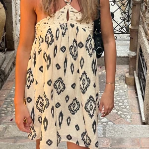 Zara klänning - Så fin klänning som bara är använd en gång! Passar bra på gränsen för mig som är 176🥰🥰