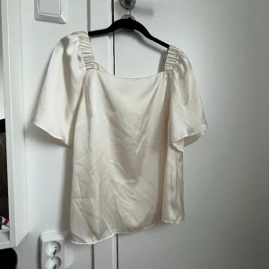 Siden blus - Så fin siden blus som är perfekt till våren och sommaren