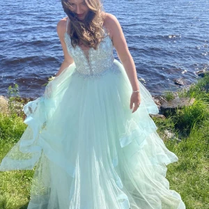 Balklänning  - Jag säljer nu min balklänning från studenten. Klänningen är otroligt vacker och är i ett bra skick, samt är kemtvättad. Nypriset är 3025kr!Den är använd endast en gång. Det finns några fläckar som inte gick bort vid kemtvätt längs ner på klänningen, men de är inget som syns när man har den på sig. 