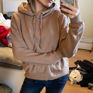 Hoodie - Fint skick och skönt material, beige/brun färg🫶