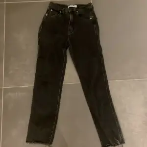 Snygga jeans i tvättad svart demin