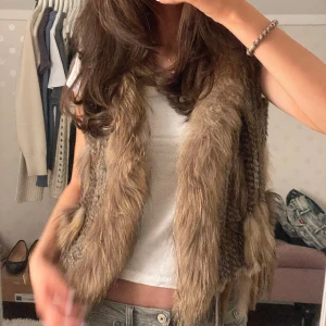Päls väst - Såå snygg pälsväst, säljer då jag har fler och inte får någon användning av denna. Kom privat för fler frågor och funderingar 💕💕