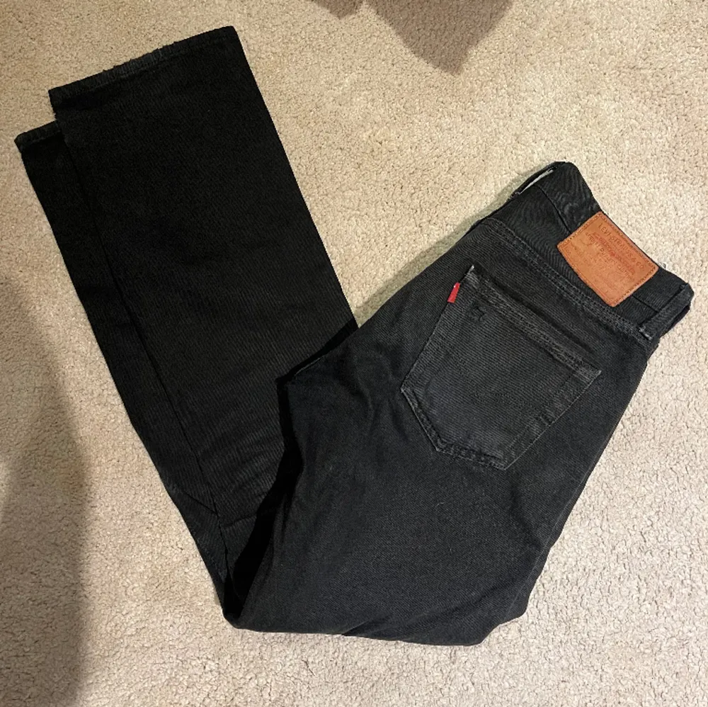 Hej! Säljer mina levis 501 jeans, bra skick men ett litet hål på höger ficka. Storlek 29/32. Skriv gärna om du har frågor😁. Jeans & Byxor.