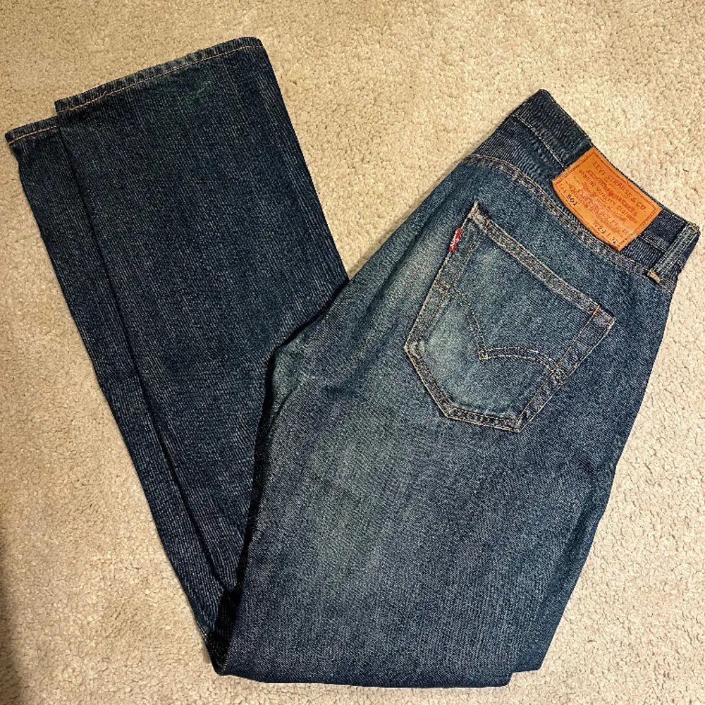 Tja!! Säljer nu mina snygga Levis 501 jeans i bra skick🤩 Storlek 29/32. Skriv gärna vid frågor!. Jeans & Byxor.