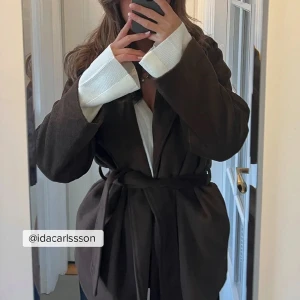 Kappa - Säljer denna fina kappa då den ej kommer till användning, nypris 999🤎