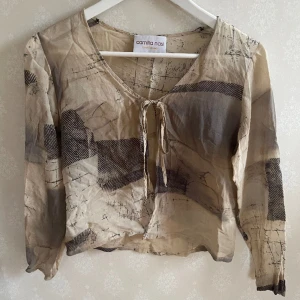 Blus - Jätte fin somrig blus som kan knytas, otroligt snygg men är tyvärr inte min stil längre, skriv vid frågor osv 🫶🏻🫶🏻😊
