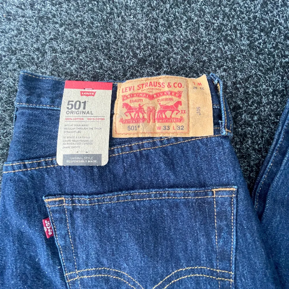 Helt nya Levis 501 original jeans,Aldig använda ny pris ca 1399kr, mitt pris 599kr. Strl 33/32. Jeans & Byxor.